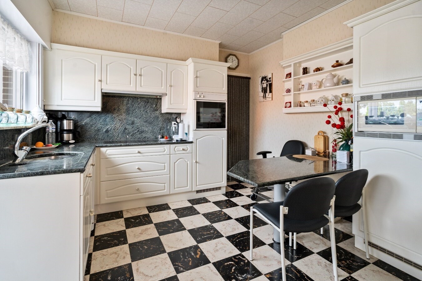 Goed onderhouden gelijkvloerswoning op ruim perceel van 700m² 