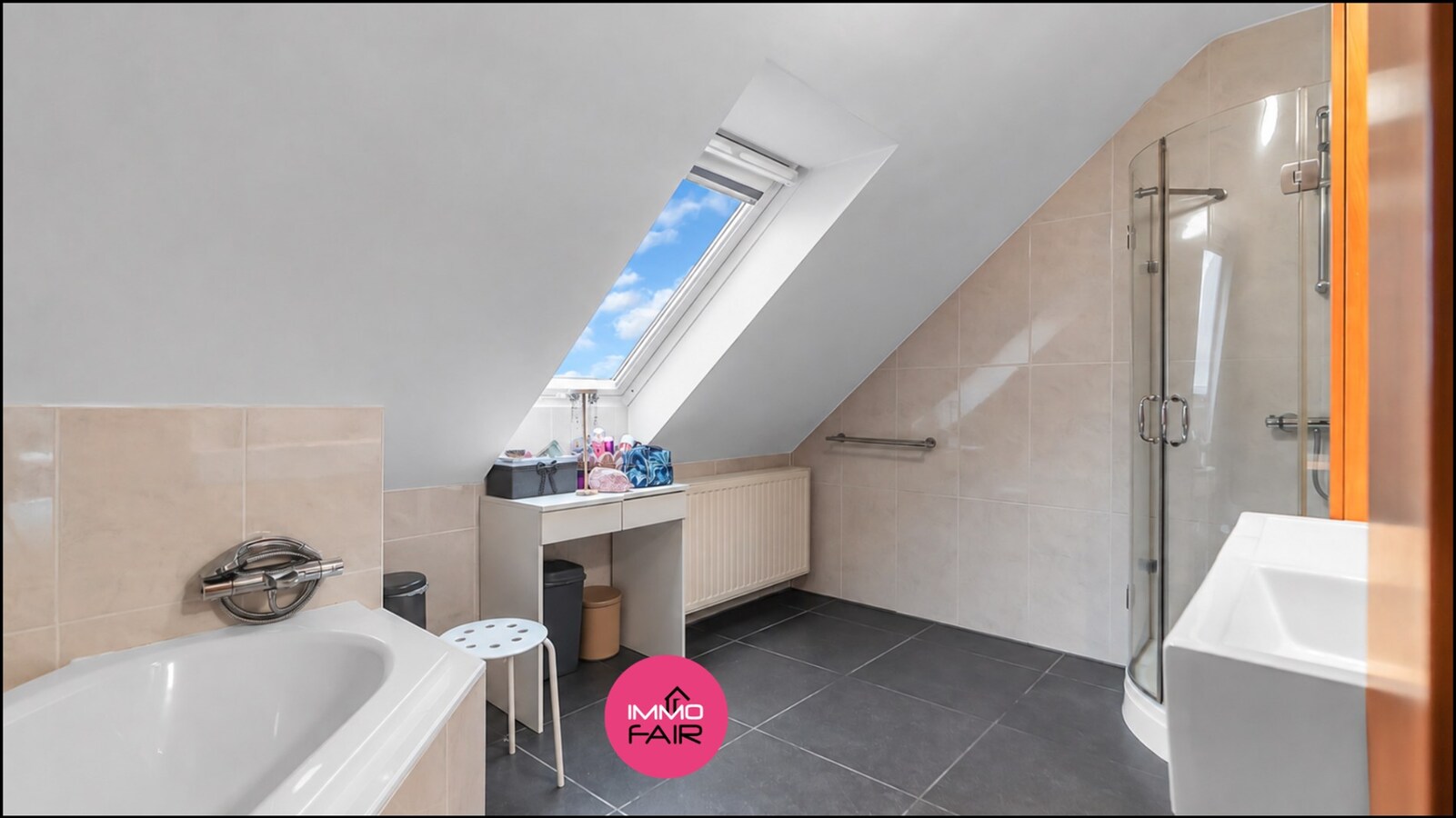 Ruim duplex appartement met privatief terras en garage in Hees 