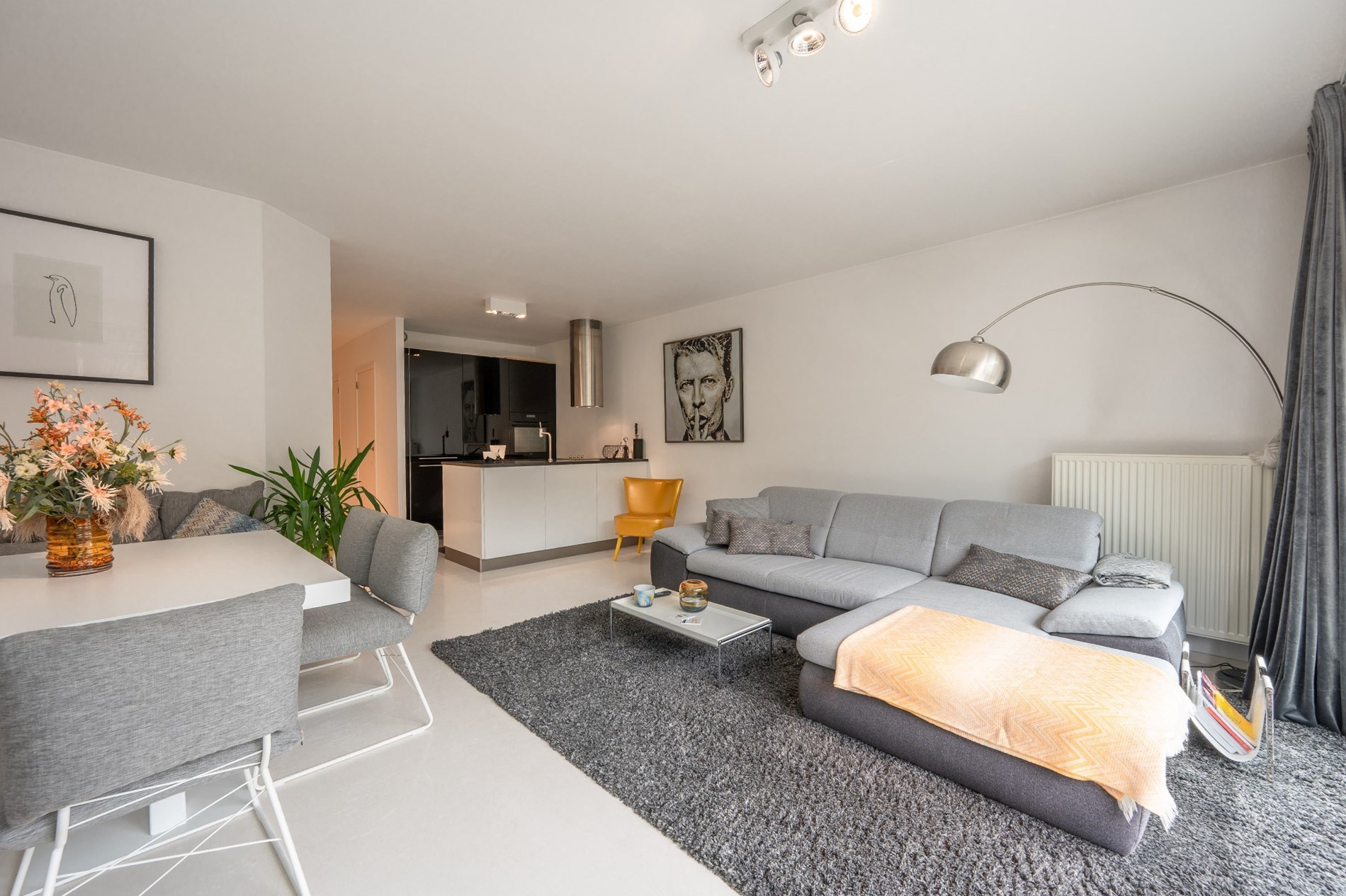 Lichtrijk appartement met dubbele terras en ruime lichtrijke leefruimte 