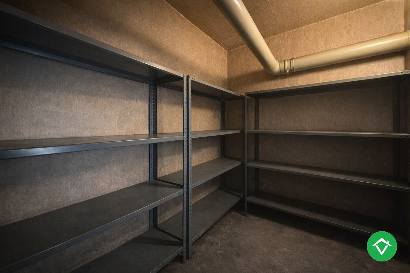 Appartement met twee slaapkamers, terras en autostaanplaats te Roeselare 