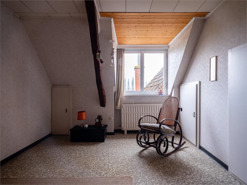 Ruime hoeve met grote schuur en veel potentieel. 