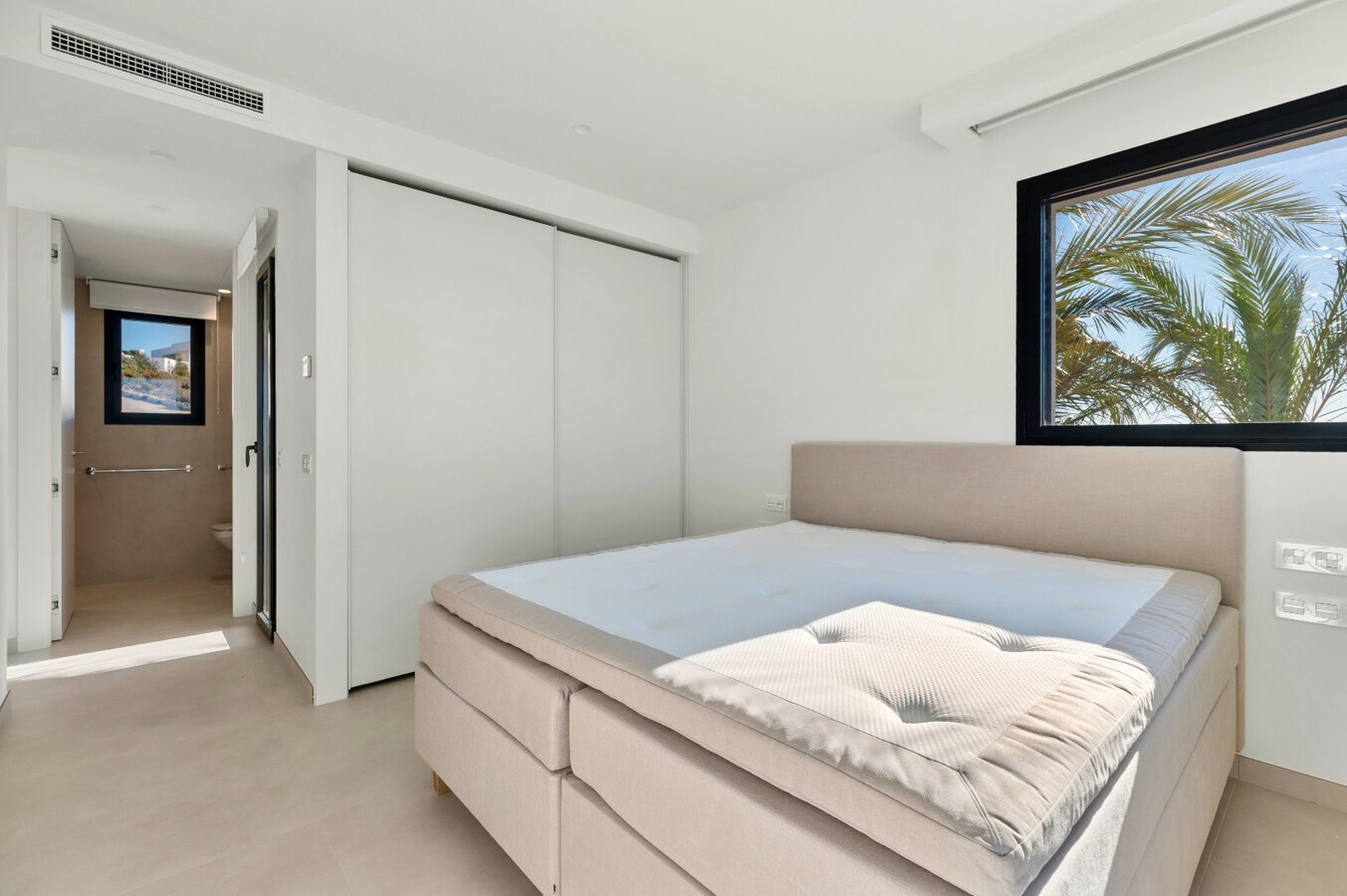 Een uitzonderlijke villa waar luxe, licht en panoramische waterzichten samenkomen. 