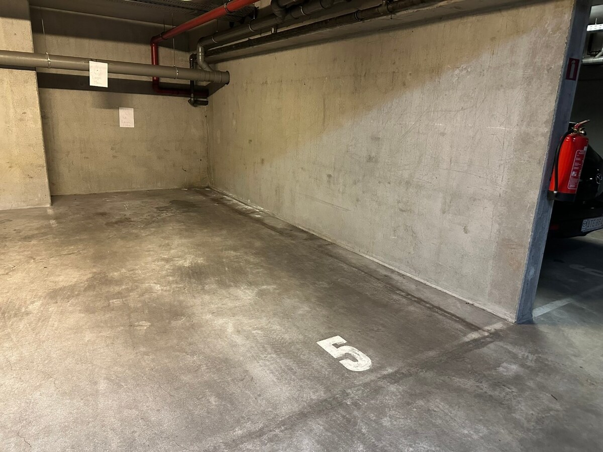 Lichtrijke serviceflat met zonnig terras, privé parking 