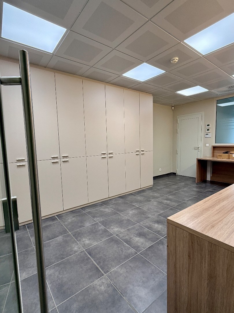 Modern handelpand/kantoor in centrum Oostakker (Gent) 