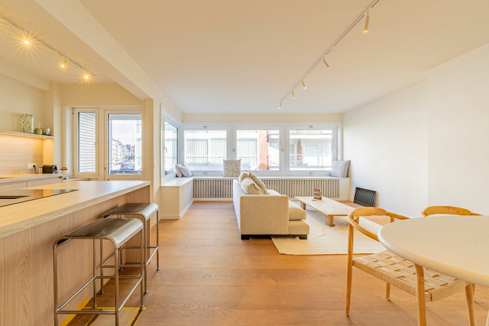 Prachtig ruim appartement met 3 slaapkamers en terras centraal gelegen op de Zoutelaan te Knokke. 