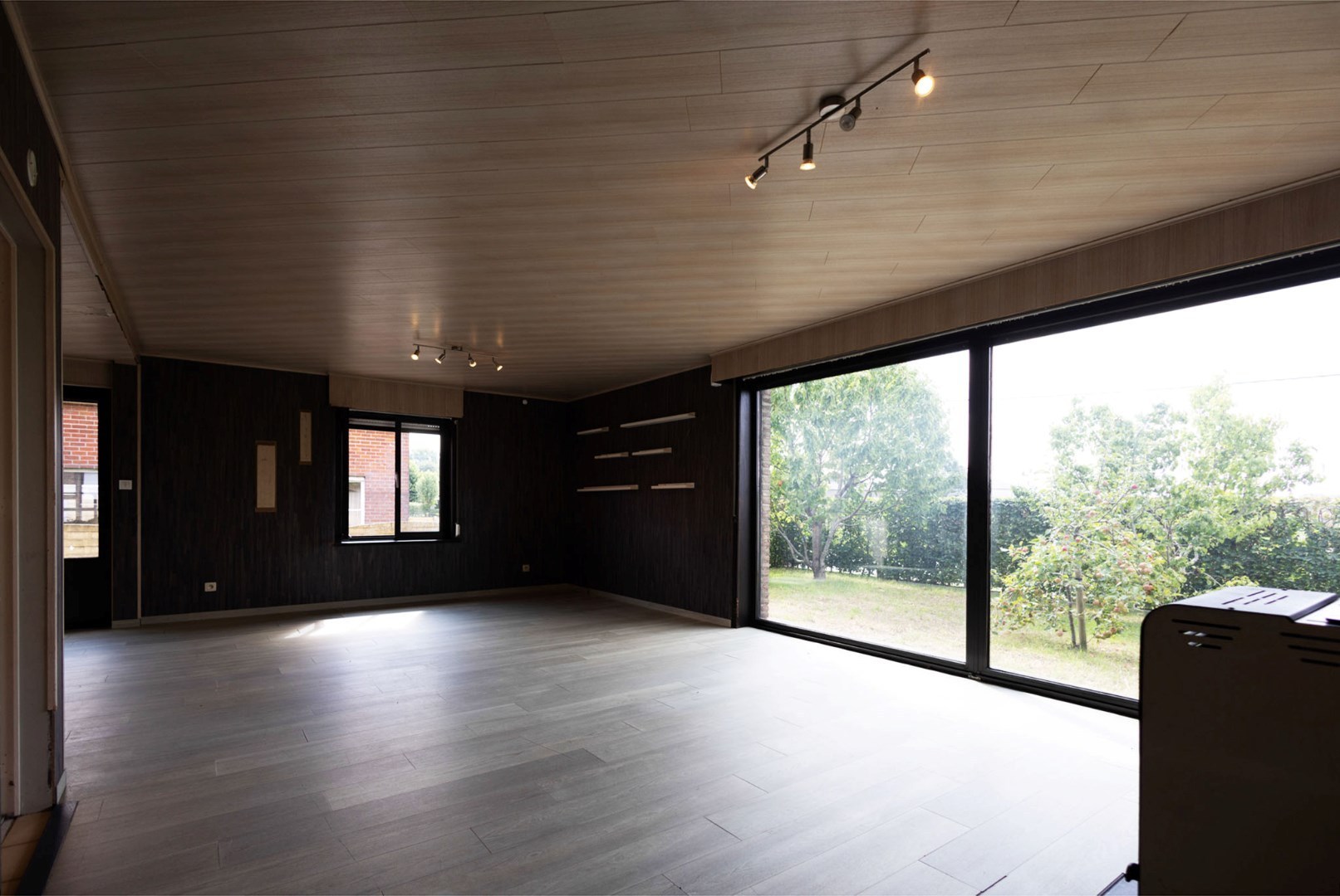 Bungalow met 2 slpks en bijgebouwen landelijk gelegen te Adegem 