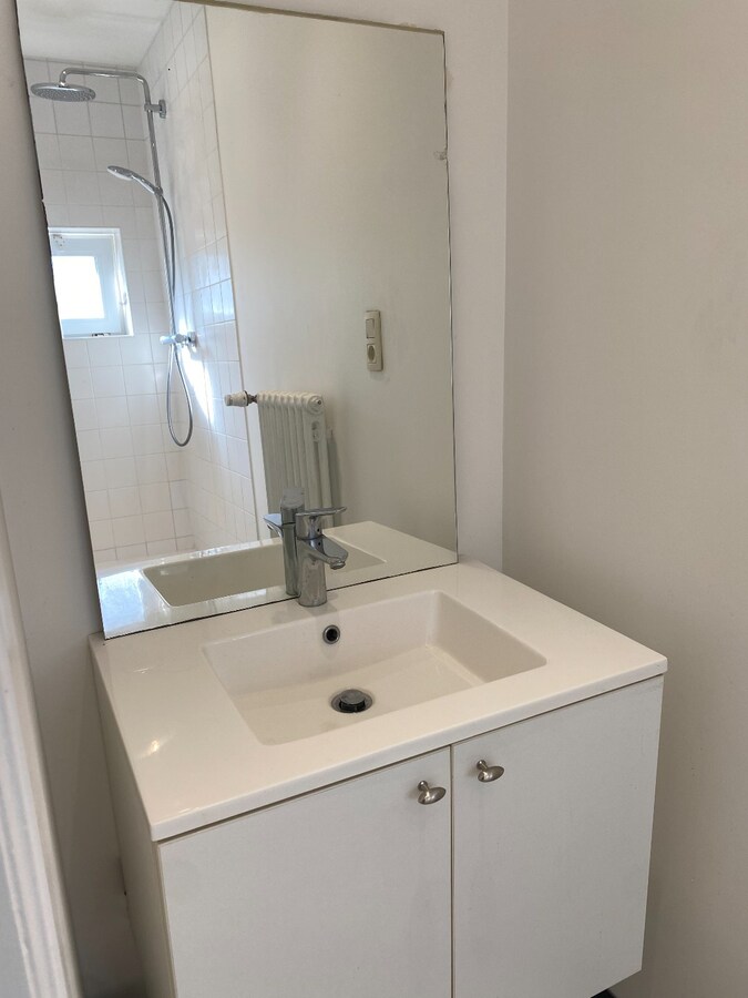 Lichtrijk 2-slaapkamerappartement met terras, garage en extra staanplaats in het centrum van Heist 