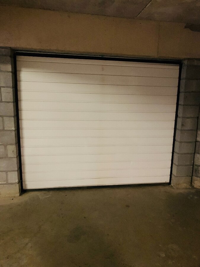 Ruim duplex appartement met 2 slaapkamers en garage. 