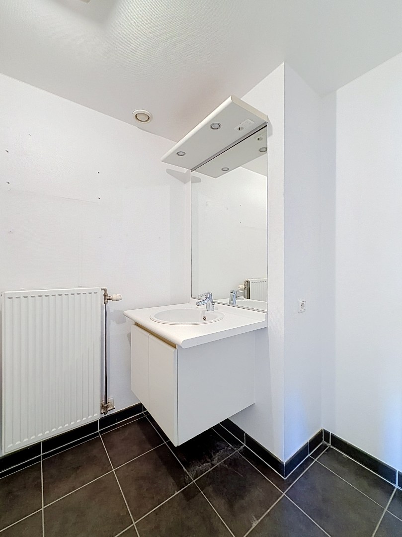 Appartement ensoleillé avec terrasse en plein centre-ville mais dans un oasis de verdure. 