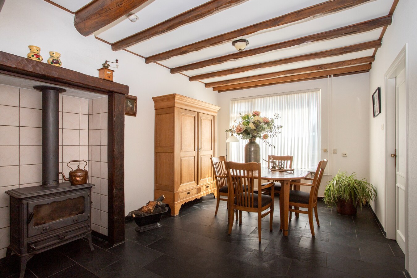 Royale halfvrijstaande woning met uitzicht over de landerijen, op korte afstand van het centrum. 