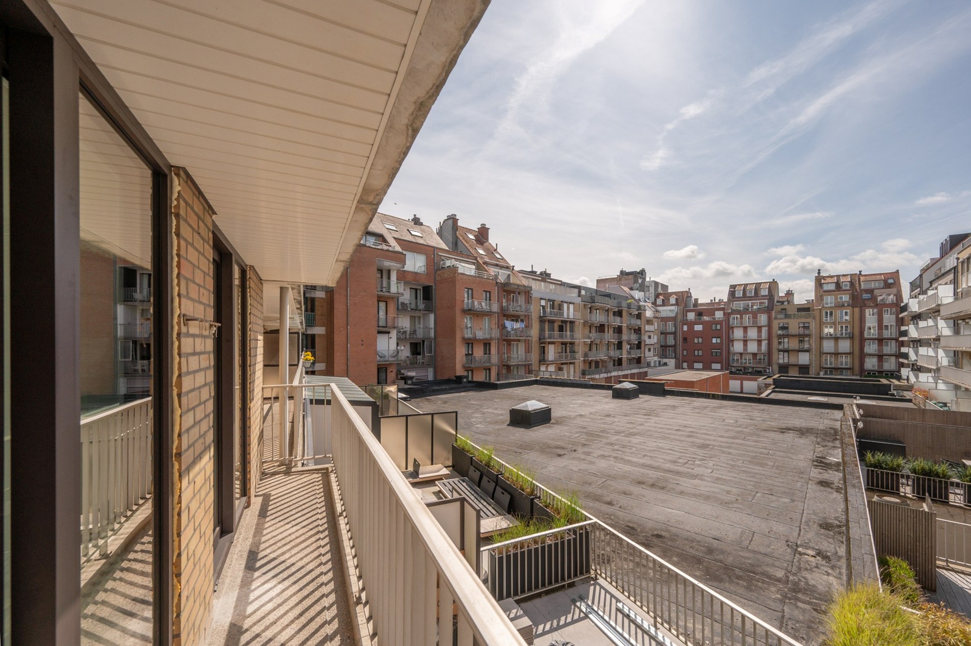 Appartement exclusivement rénové avec 3 chambres à vendre près de la plage d'Albert et de la place de la Lumière. 