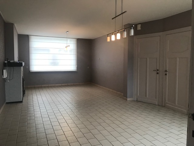 Halfopen ruime woning met 3 slaapkamers en buitenruimte. 