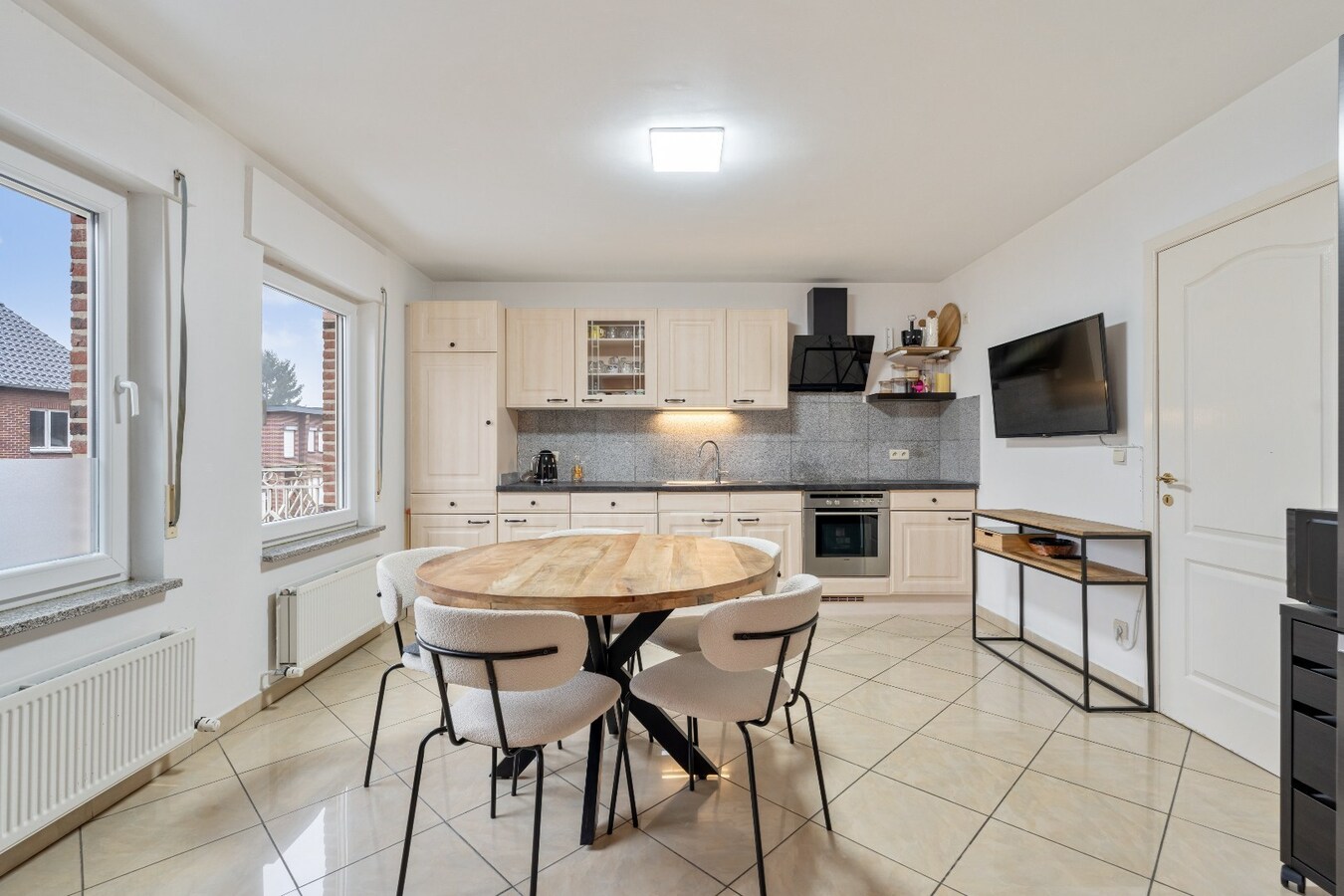 Ruim energiezuinig duplexappartement (146 m²) -  kwaliteitslabel B -  3 slaapkamers, terras en private buitenparking. 