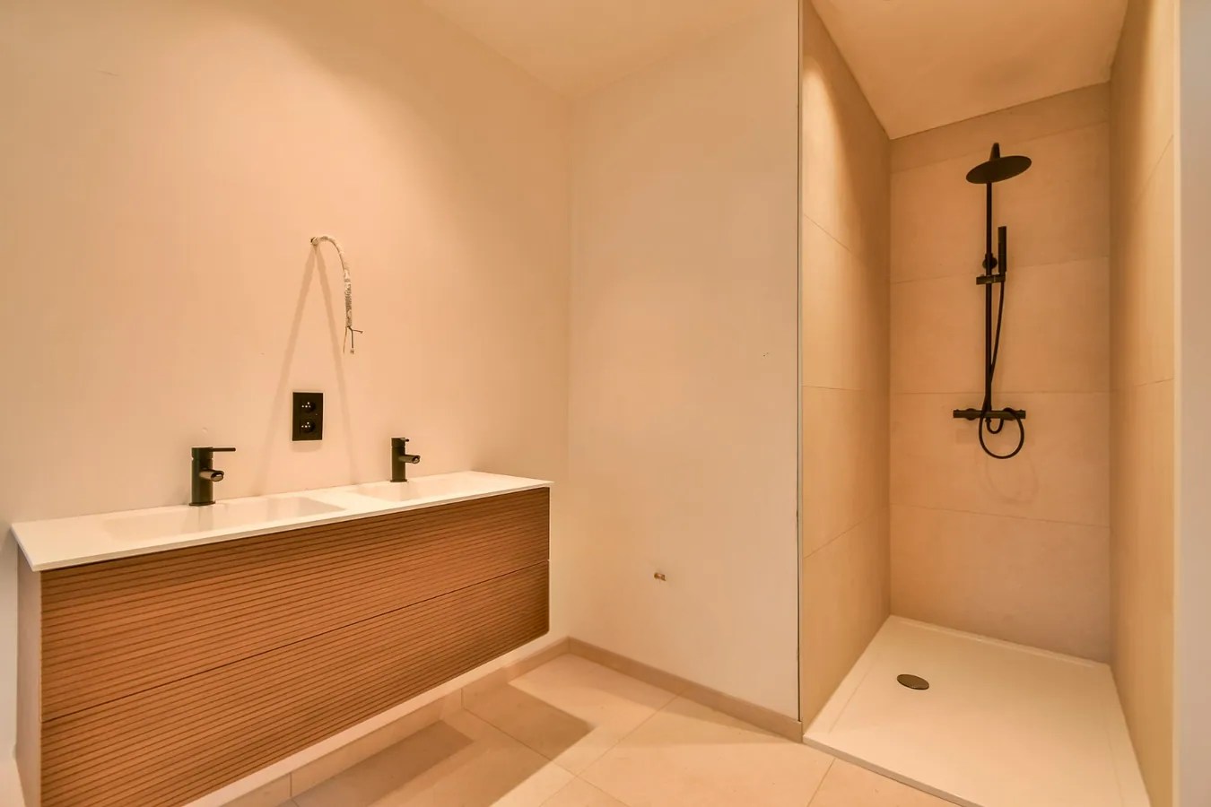 Ruime afgewerkte nieuwbouwwoning met landelijk zicht! 