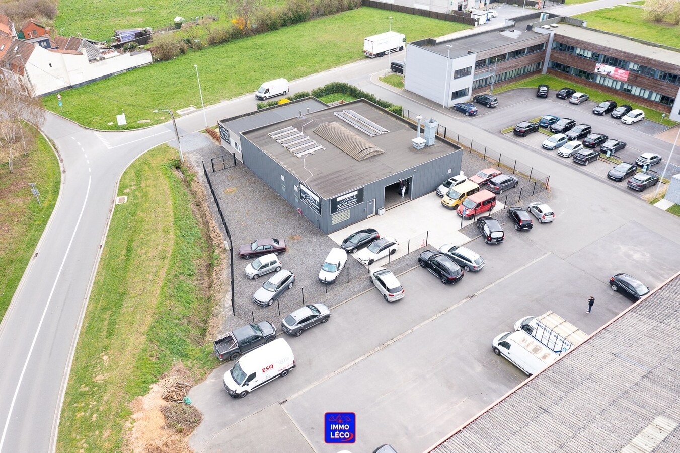 Entrepôt/Atelier de 400m², grand parking, logement indépendant, TOP SECTEUR ! 