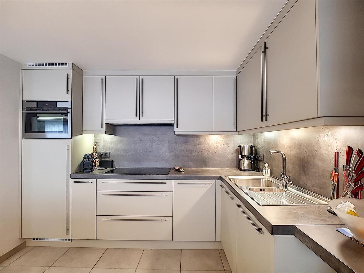 Verzorgd 2 slaapkamer appartement nabij het Heldenplein - Heist 