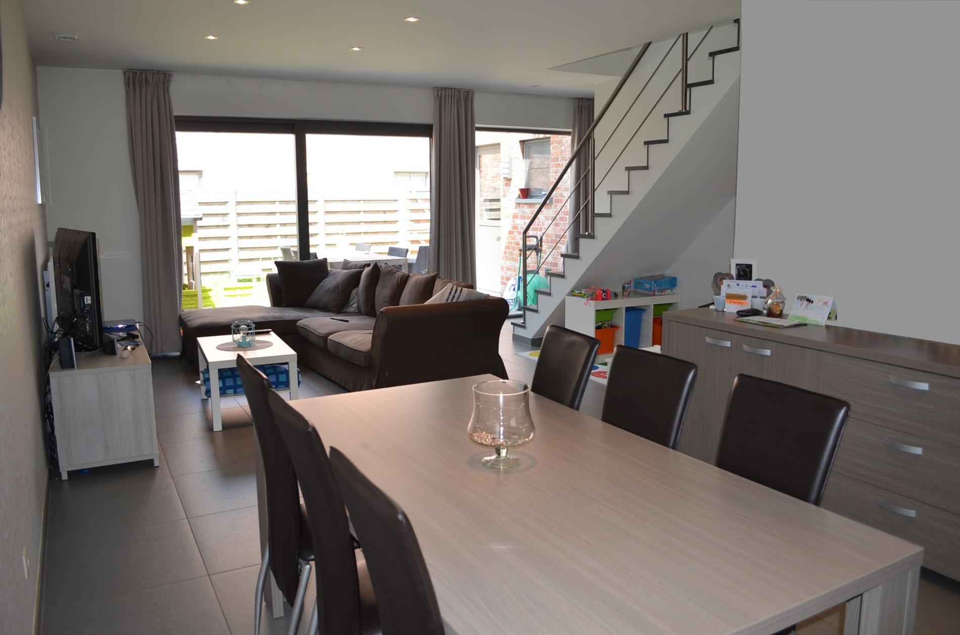 Recente gezinswoning met 3 slpks, tuin, terras en garage te Lembeke 