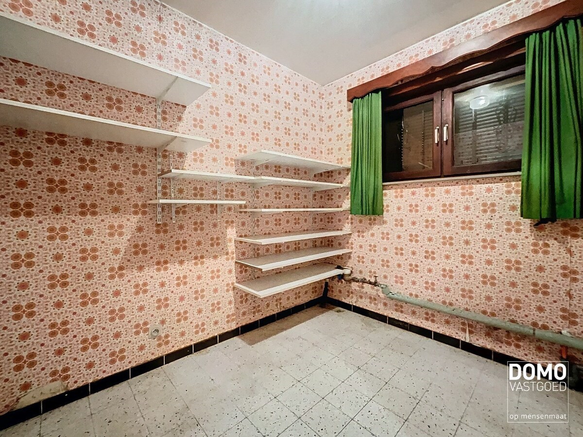 RUIME GELIJKVLOERSE WONING OPEN BEBOUWING GELEGEN OP EEN PERCEEL VAN 12a77ca TE KERMT 