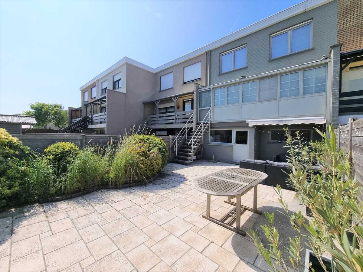 Magnifiek gelegen gezinswoning met garage &amp; oprit te Heist 