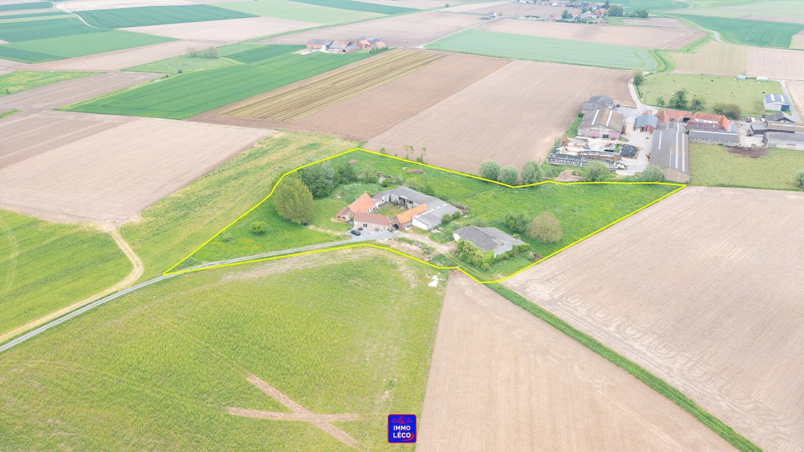 Corps de ferme érigé sur une parcelle de +/- 17.000m², situation exceptionnelle ! 