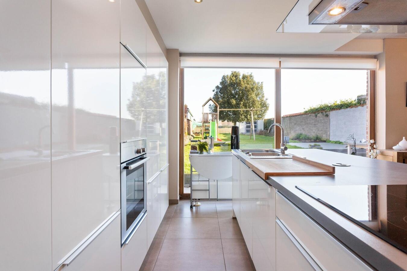 Energiezuinige woning in loftstijl met grote lichtrijke leefruimte. 