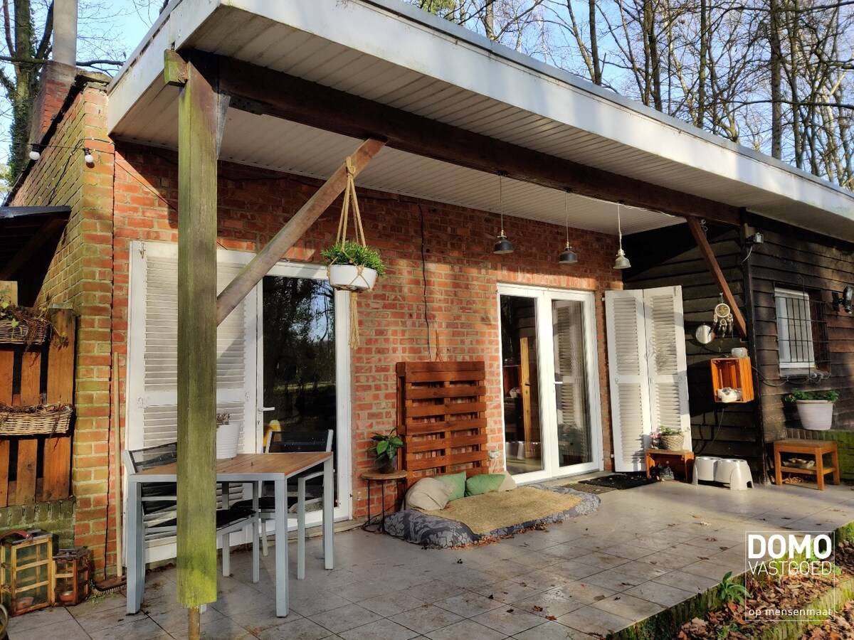 Chalet met aangrenzende vijver en bos. 
