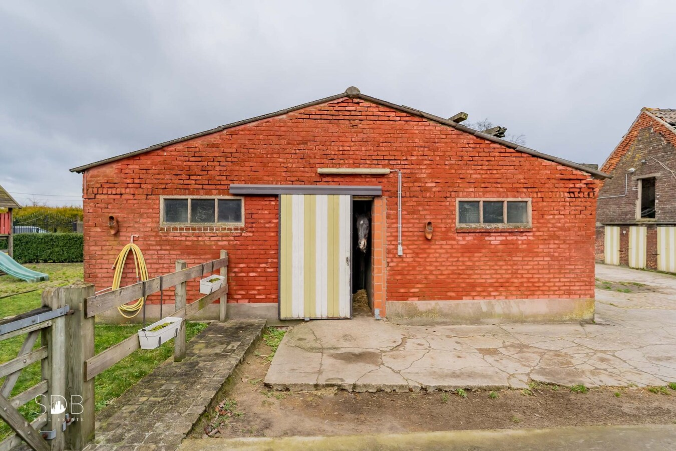 Landelijke woning met paardenaccommodatie en graslanden op 3ha 71a 90ca 