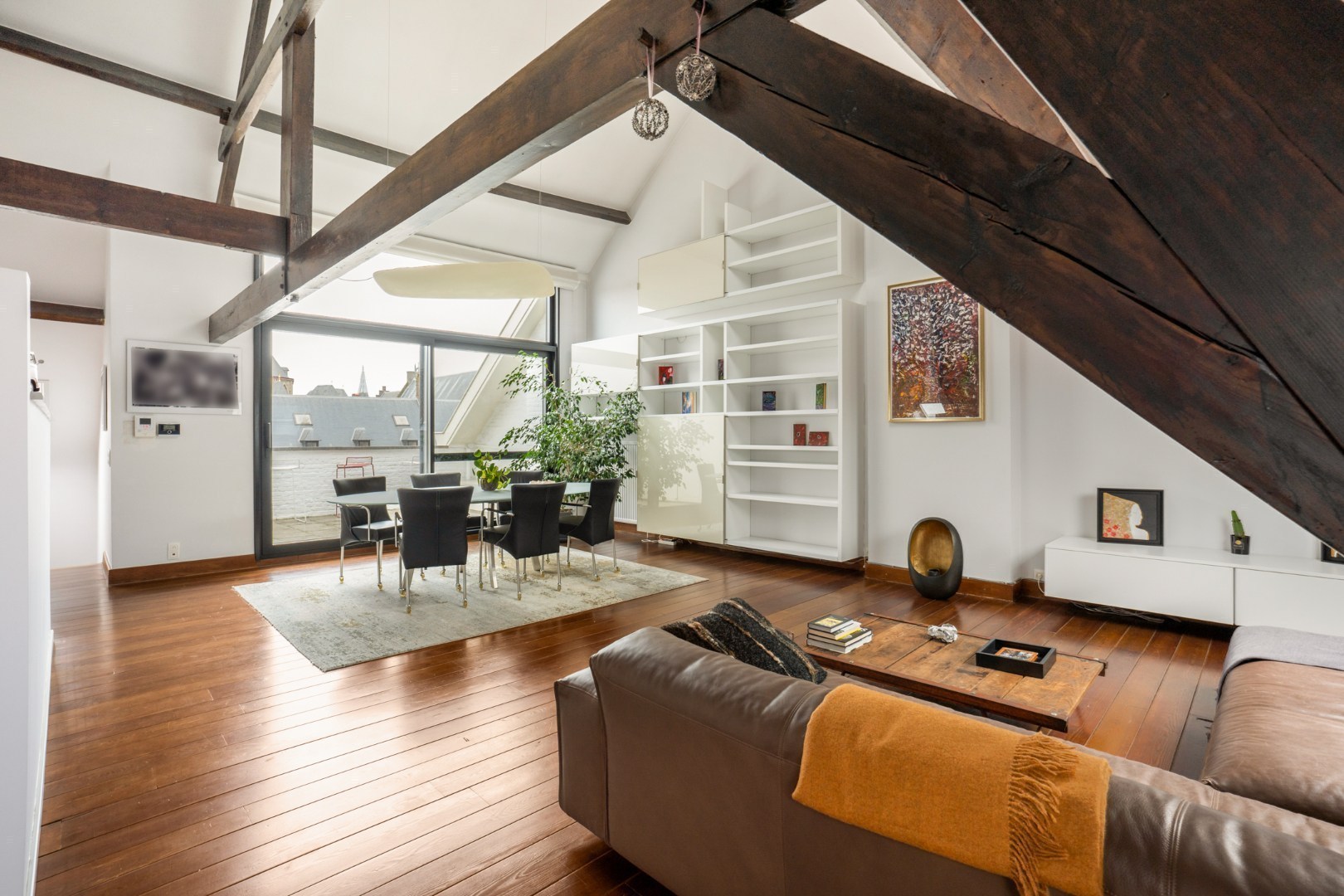 Bijzonder ruim duplexappartement met dakterras in hartje Gent 