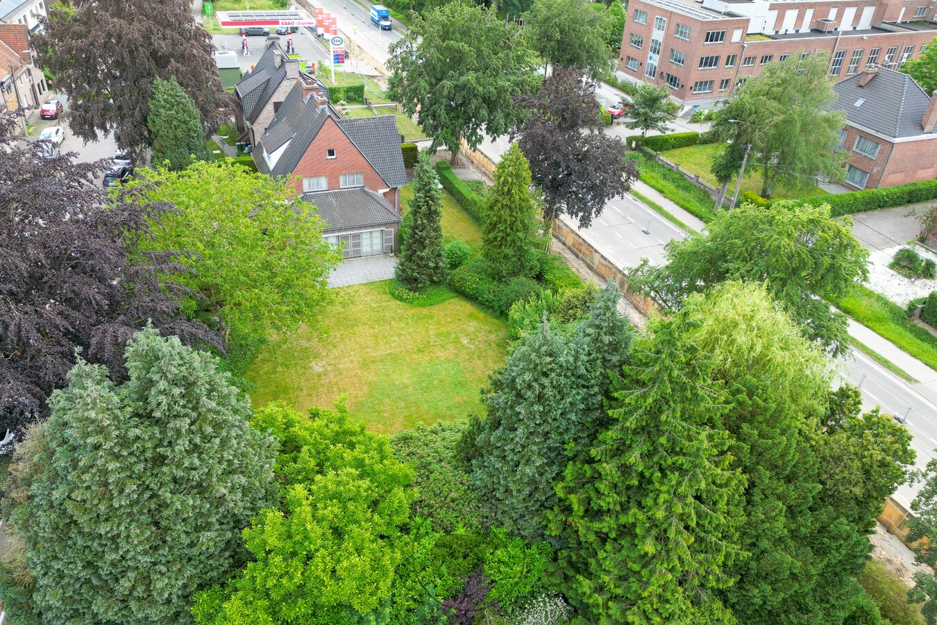 Statige villa met ruime tuin (bouwgrond) te Melle-Merelbeke 