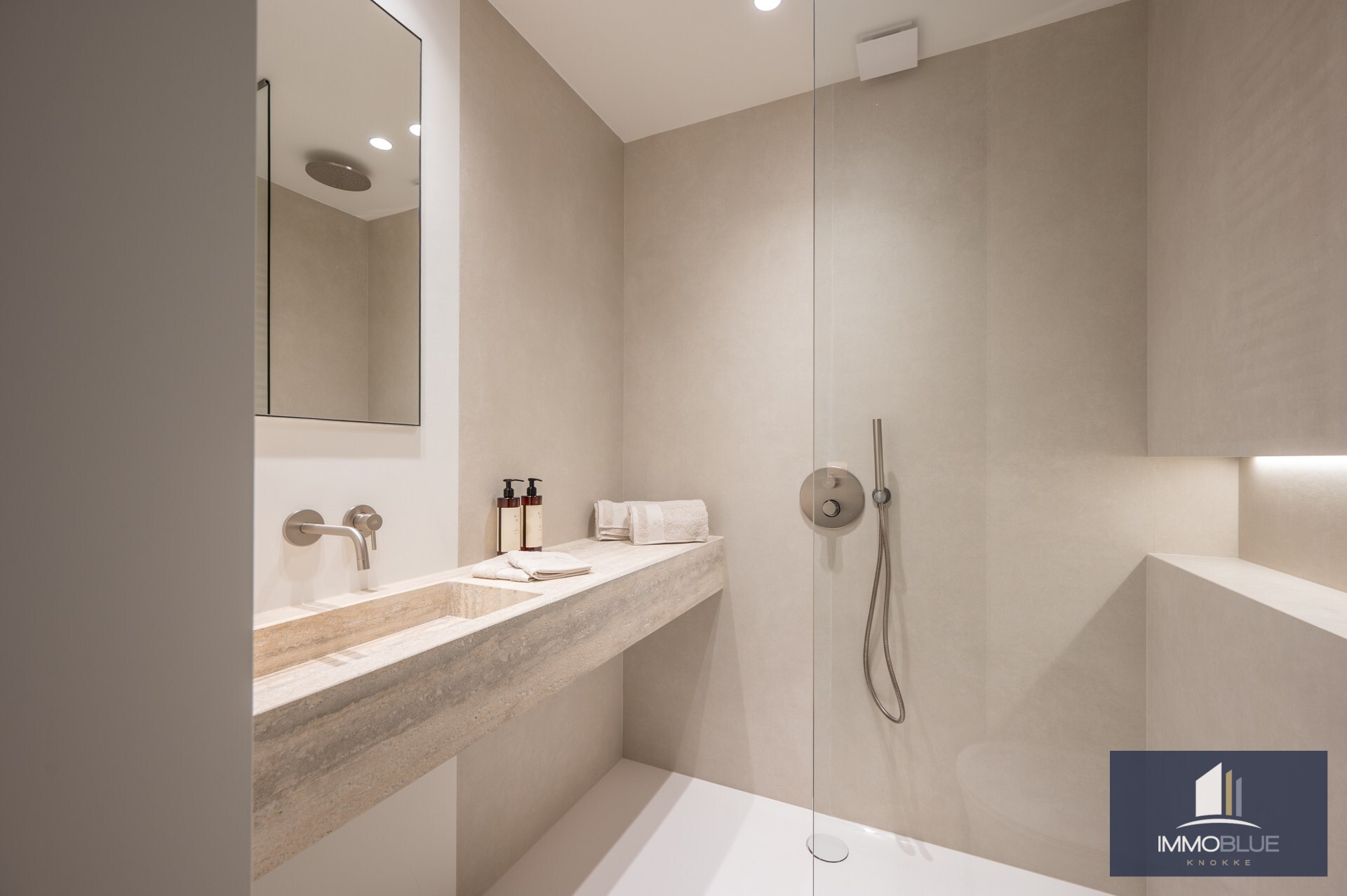 Stijlvol volledig gerenoveerd appartement gelegen nabij het Rubensplein . 