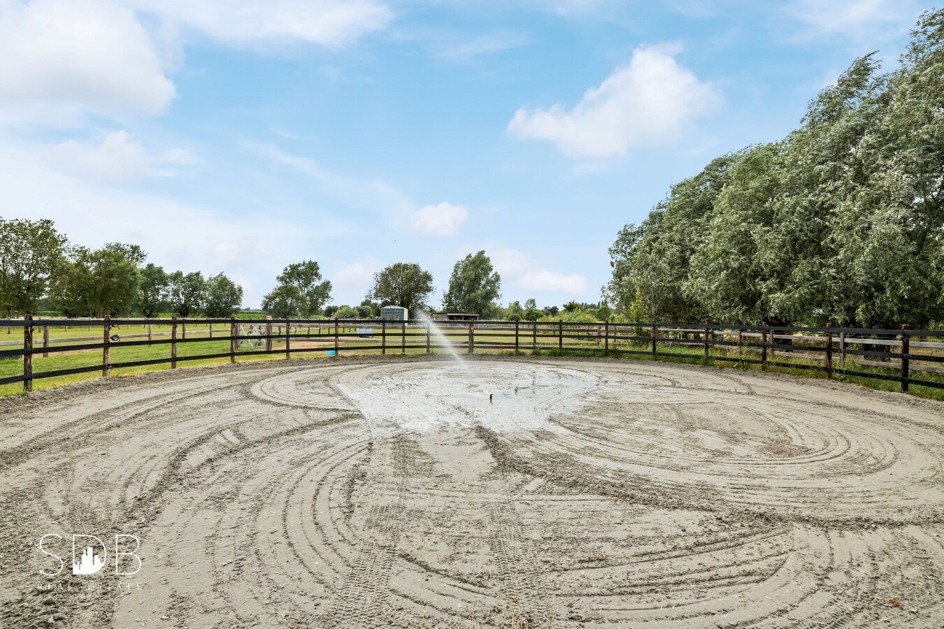 Hedendaagse woning met paardenfaciliteiten op circa 1,5ha 