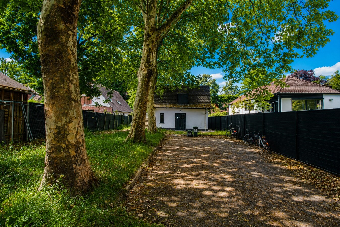 Uitzonderlijk opbrengsteigendom met 5 entiteiten, ruime zuidgerichte tuin en sterke investeringsopportuniteit in rustige groene woonomgeving te Sint-Niklaas! 