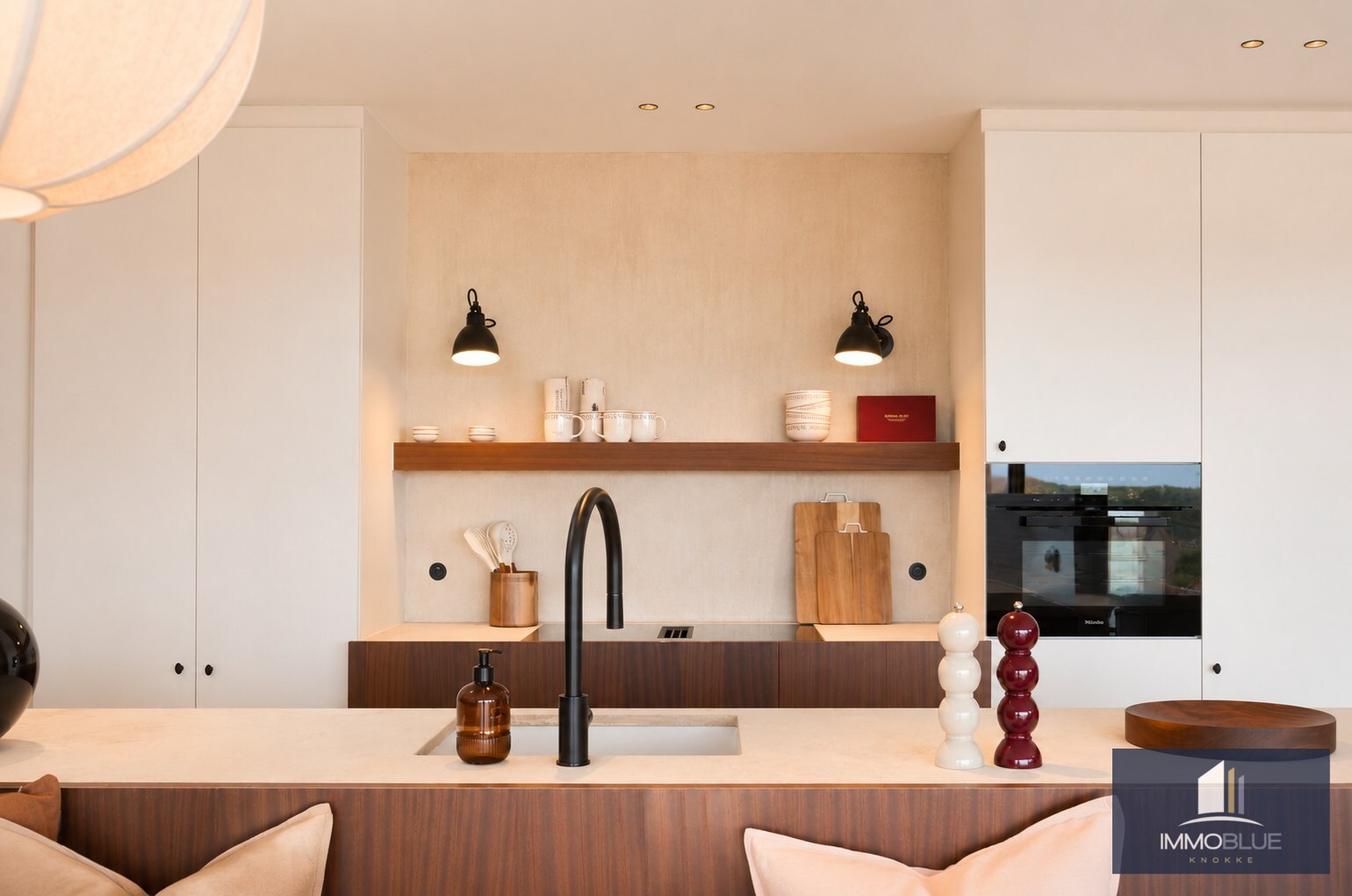 Appartement prestigieux entièrement rénové et fini avec des matériaux de haute qualité, situé à proximité de la place du Triangle. 