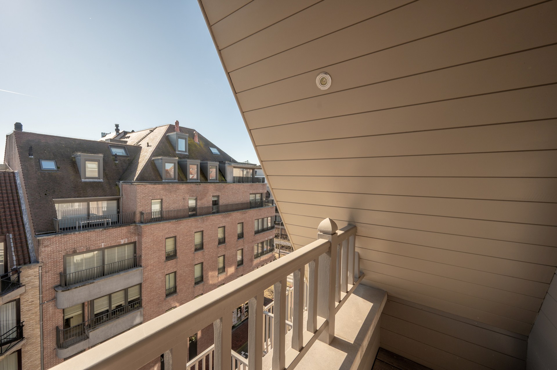 Ruim duplexappartement  in een recent gebouwde residentie in het levendige centrum van Knokke, op korte wandelafstand van het strand. 