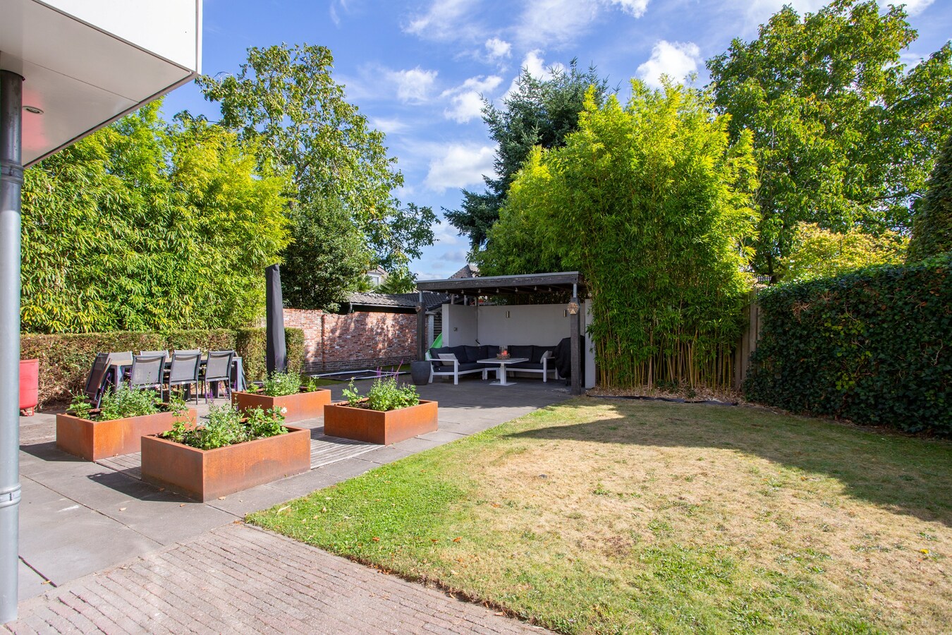 Vrijstaande woning met carport en garage gelegen op een perceel van 437 m2. 