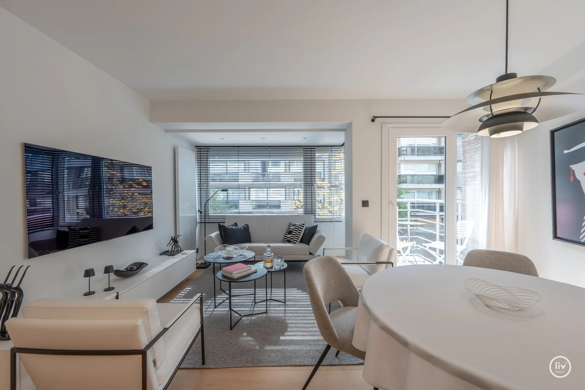 : Prachtig gerenoveerd 2 slaapkamerappartement aan de zonnekant van de Dumortierlaan. 