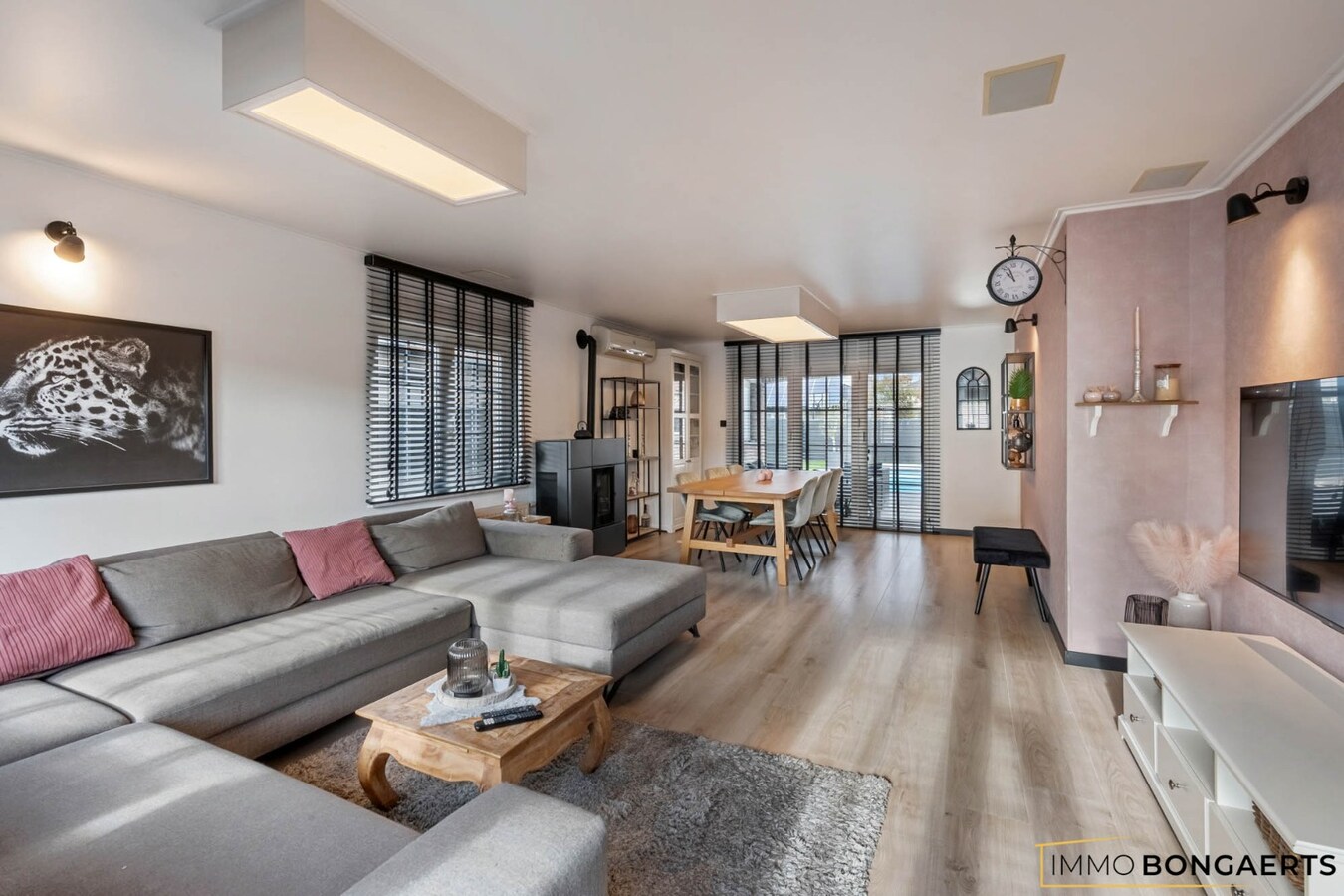 Instapklare woning met 4 slaapkamers en zwembad 