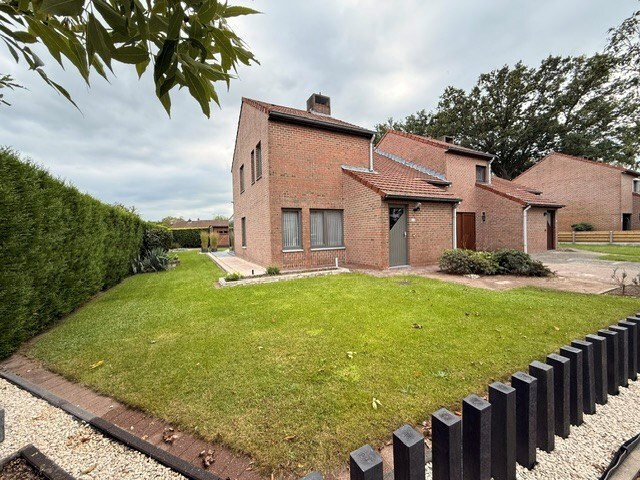 Halfopen woning met 3 slaapkamers, inpandige garage en mooie tuin in Kleine Brogel. 