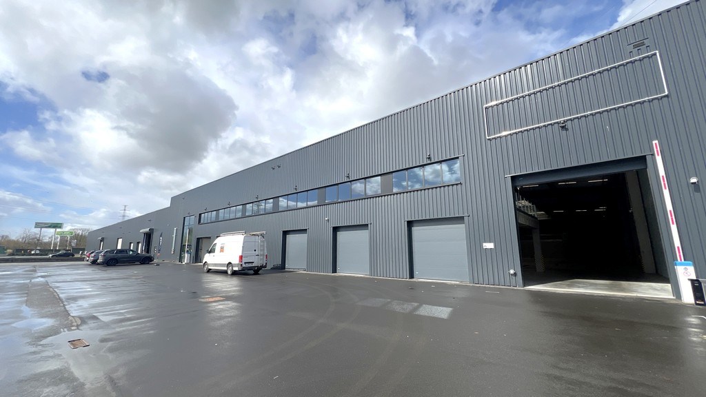 Opslagloodsen met buitenruimte te huur vlakbij afrit E17 in Sint-Niklaas