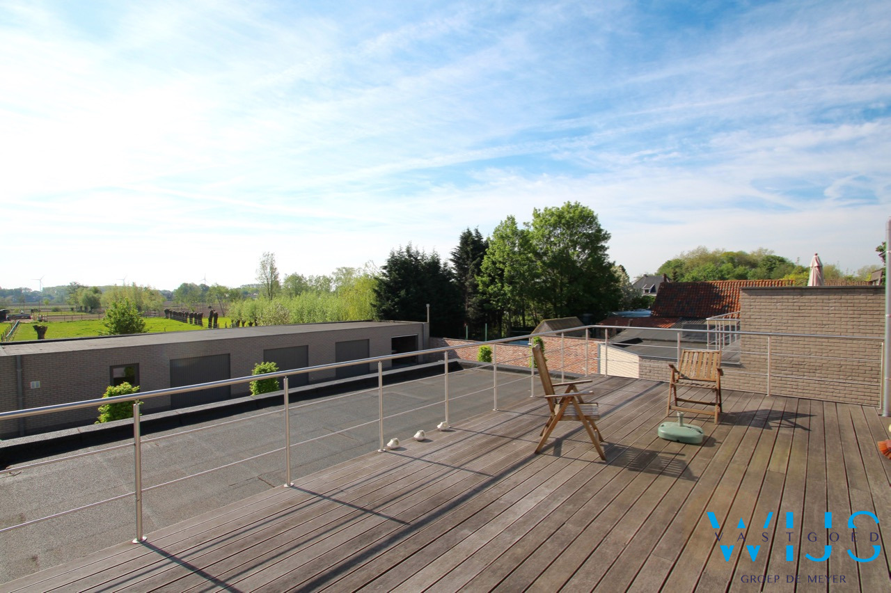 Zeer ruim instapklaar 4 slaapkamerappartement met garage en staanplaats te ERTVELDE 