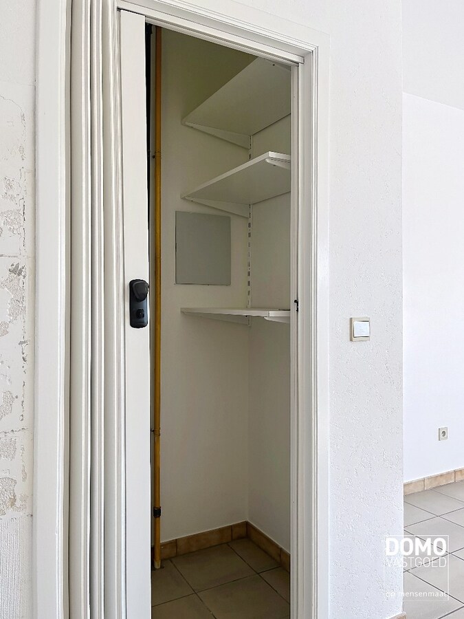 LICHTRIJK APPARTEMENT MET 2 SLAAPKAMERS EN GARAGEBOX 