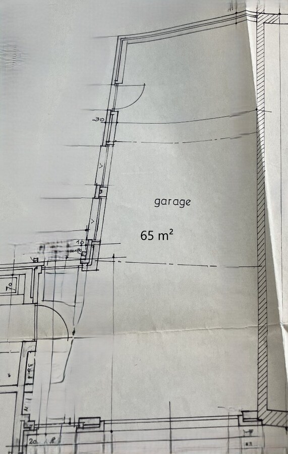 Alleenstaande woning met 5 slaapkamers, tuin en garage/loods te Roeselare 