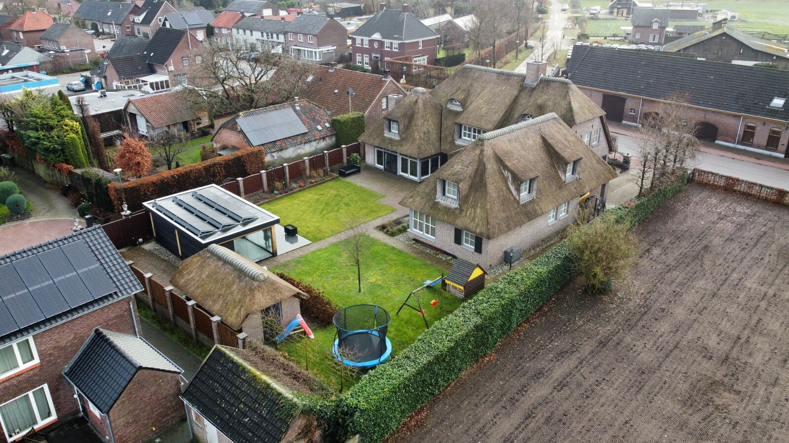 Riante vrijstaande villa met rieten dak gelegen op een perceel van 1.240 m2. 