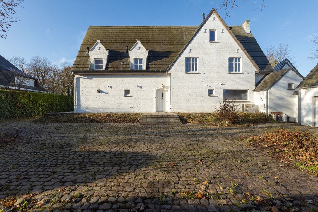 Op te frissen villa op residentiële droomlocatie 