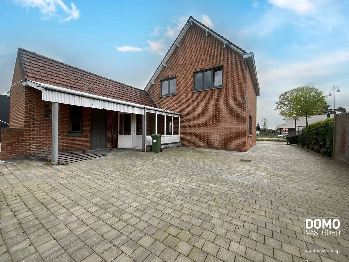 WONING MET TUIN, GARAGE EN 3 SLAAPKAMERS IN HET CENTRUM VAN KERMT 