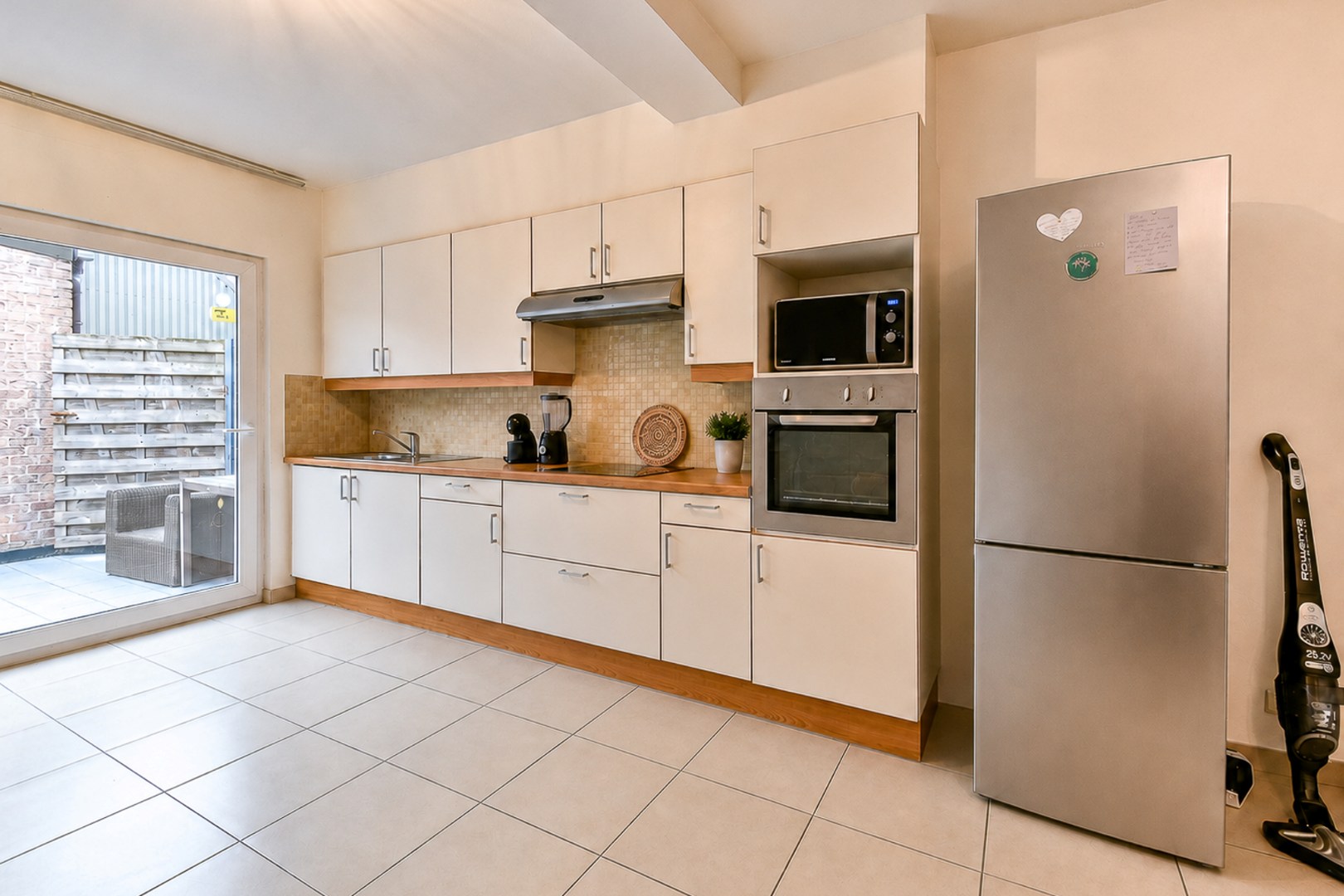 Instapklaar gelijkvloers appartement met twee slaapkamers en buitenkoer in centrum Gistel 