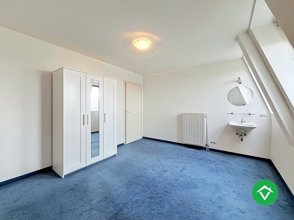 Instapklaar dakappartement met 4 slaapkamers, 2 terrassen en autostaanplaats te Roeselare (160m²) 