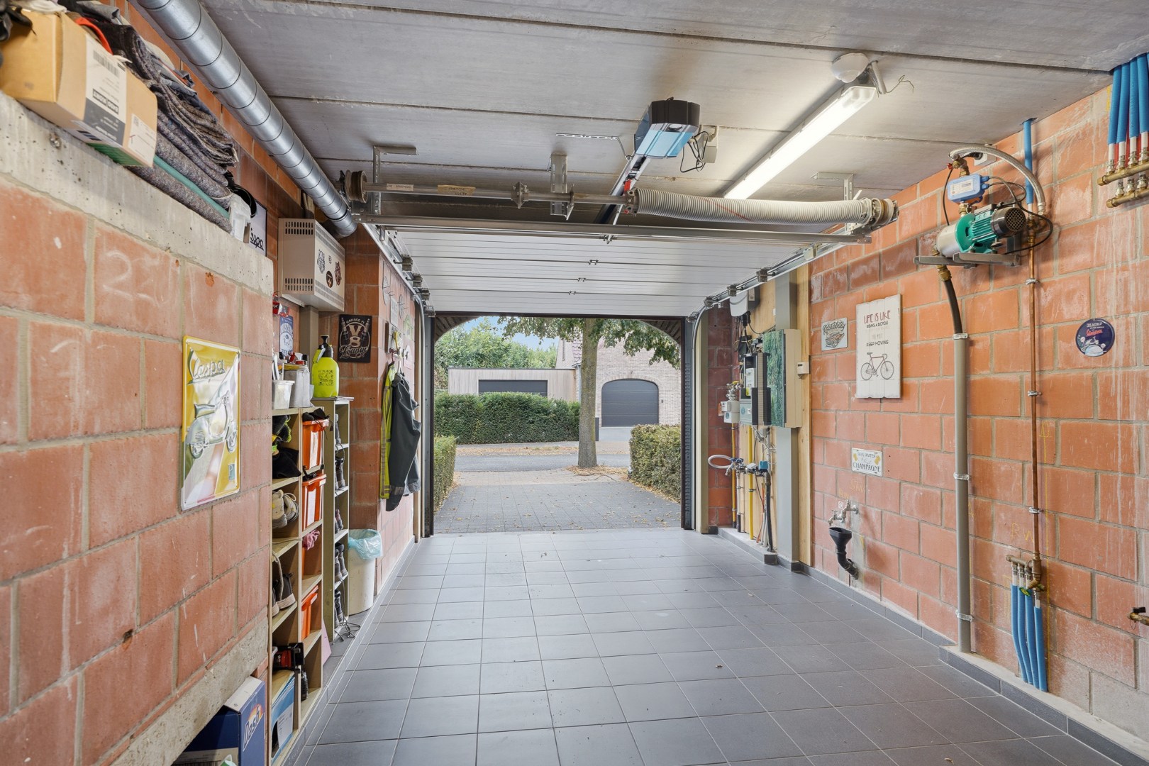 Moderne halfopen bebouwing met zonnige tuin en hoogwaardige afwerking 