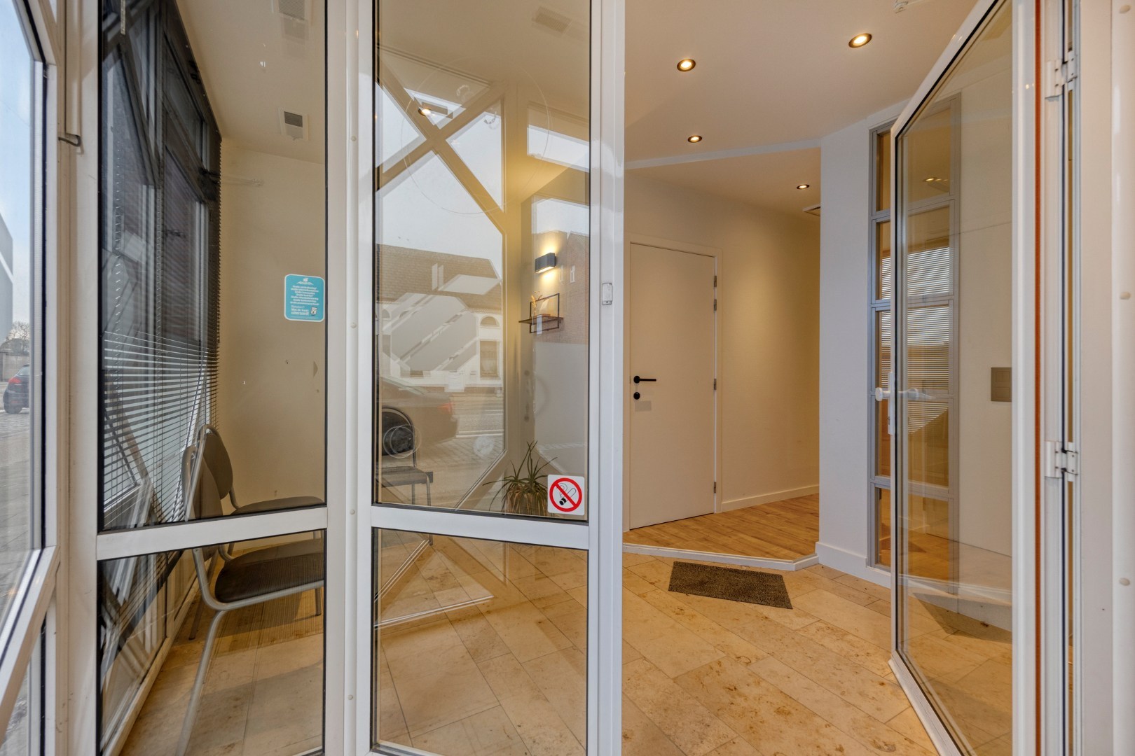Building met handelspand en duplexappartement met 3 slpk. nabij het centrum van Leopoldsburg 