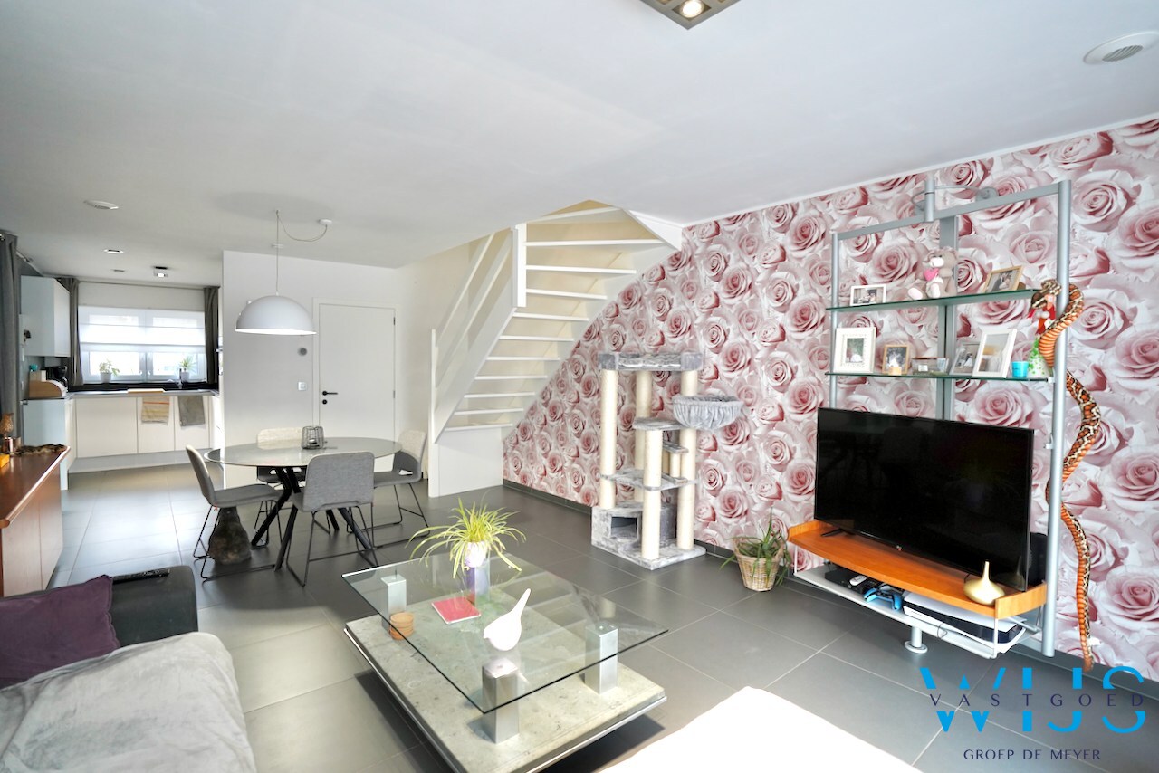 Enorm energiezuinig woonhuis in halfopen bebouwing te Eeklo ! 